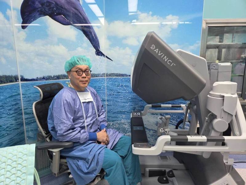 童綜合醫院婦產部主任劉錦成表示，子宮內膜癌治療多以手術切除為主，達文西機械手臂輔助手術進行，對於高齡患者更安全，且預後效果佳。（民眾提供）