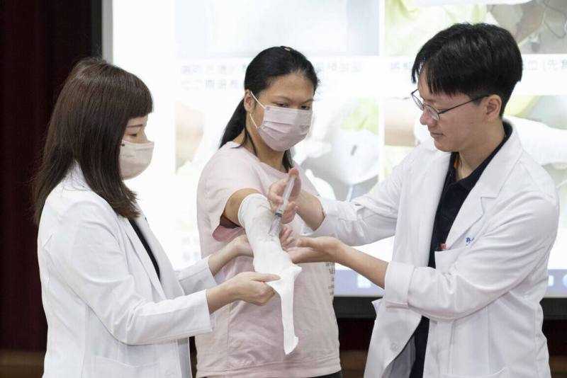 高雄醫學大學附設中和紀念醫院19日開記者會，分享異位性皮膚炎創新療法，高醫首創漂白水浴搭配濕膚療法，並結合光照、外用與口服藥物、生物製劑、小分子藥物等，可大幅改善搔癢情形。（高醫提供）