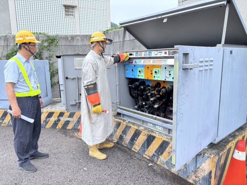 台電屏東區處2024年起在小琉球進行「全島改壓（22.8kV）工程」，12日完成試運轉，19日舉行謝土典禮，小琉球電力設施將全面升級，台電屏東區處也感謝當地民眾忍受改壓過程不便。（台電屏東區處提供）