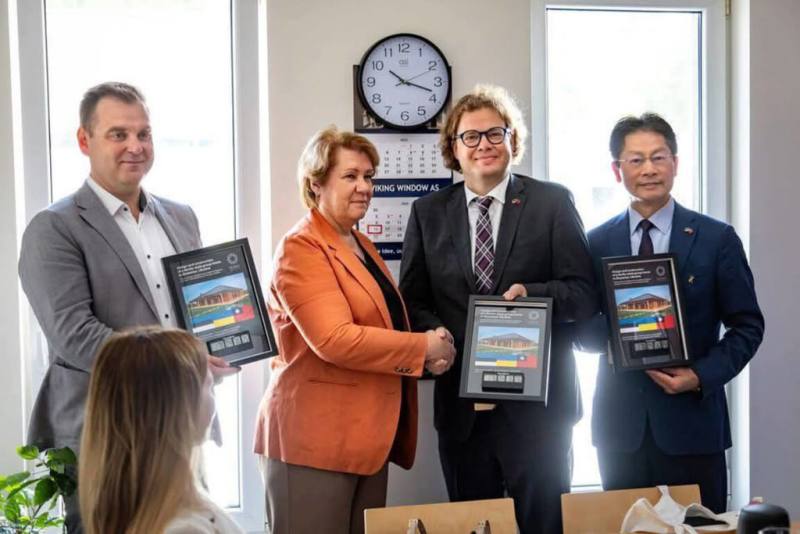 台灣與愛沙尼亞合作推動的「收置烏克蘭失怙孩童及寄養家庭住屋計畫」進入最後階段。「愛沙尼亞國際發展中心」執行長賈拉茨（右2）贈送駐拉脫維亞代表李憲章（右1）以及建案得標廠商「住屋工程完工倒數鐘」。（駐拉脫維亞代表處提供）