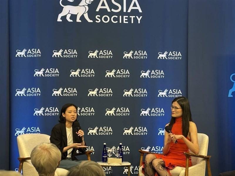 Translator Lin King (left). Photo courtesy of the Taipei Cultural Center in New York June 18, 2025
