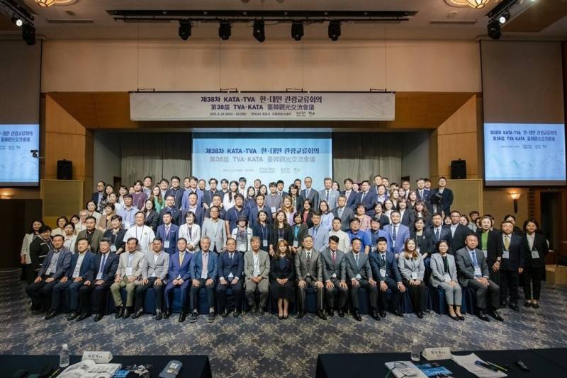 台灣觀光協會與韓國旅行業協會共同主辦的第38屆台韓觀光交流會議19日在韓國木浦登場，台韓觀光業界人士共同參與；台灣觀光協會表示，希望2025年雙方互訪人次可以超過300萬人次。（台灣觀光協會提供）