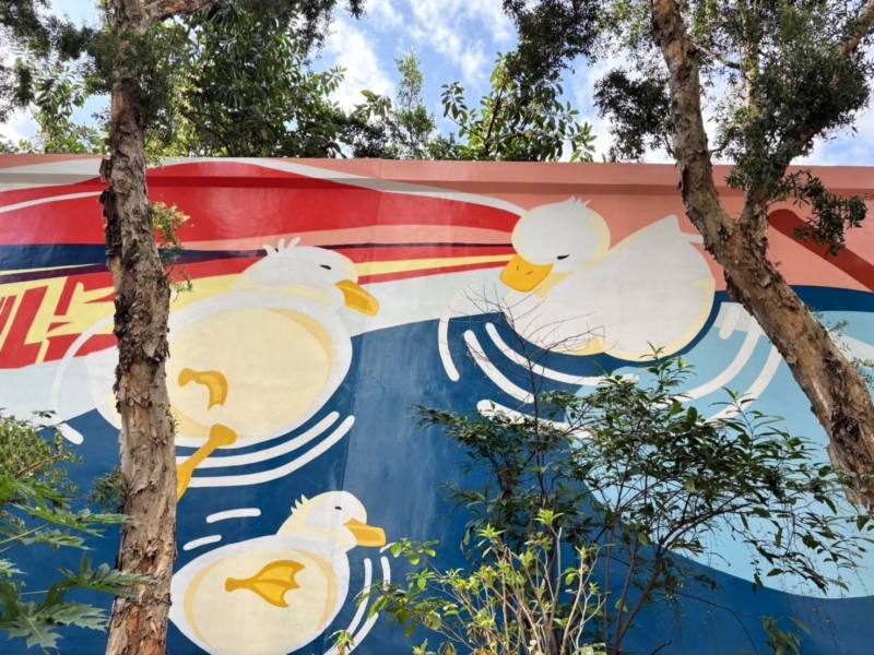 The mural recreates memories of the former Zaichun Swimming Pool, once the largest in Taipei and the place where many locals first learned to swim