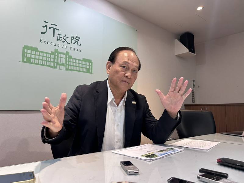 為強化全社會防衛韌性，行政院政務委員季連成18日指出，今年除漢光演習外，全國皆須進行防空演習，且台北市、台中市、台南市以外縣市也須演練戰災救援工作