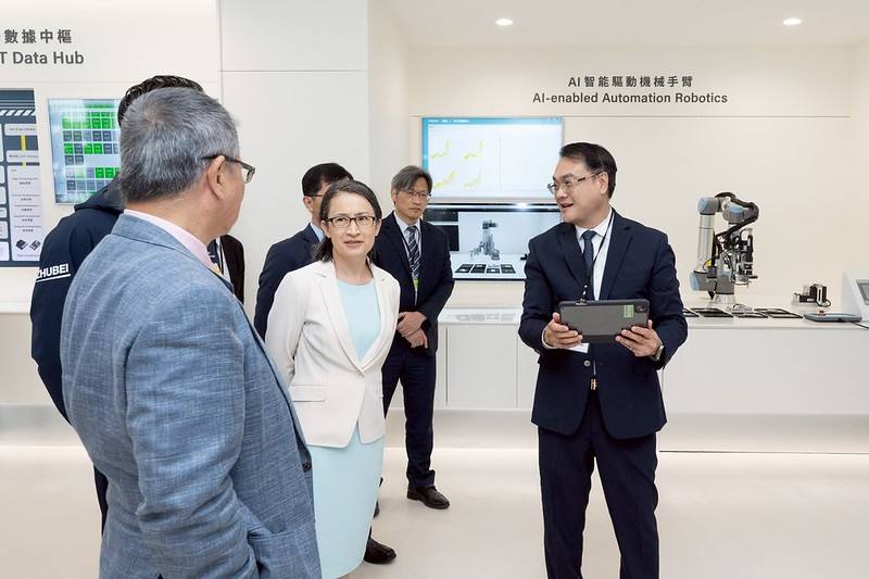副總統出席「緯創資通全球營運總部竹北AI園區開幕典禮」，並參觀形象館