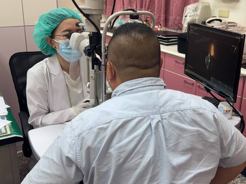 台中有女子因行動不便拖延就醫，罹患白內障幾近失明才就醫治療。眼科主治醫師李家綺醫師表示，若罹患白內障，切勿拖延過久，避免水晶體增厚恐導致繼發性青光眼，提高手術難度