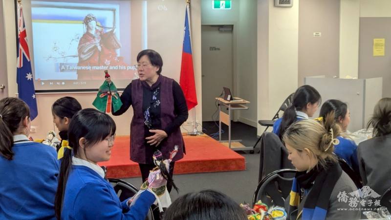 民俗文化種子教師陳啟鈺示範戲偶肚子痛