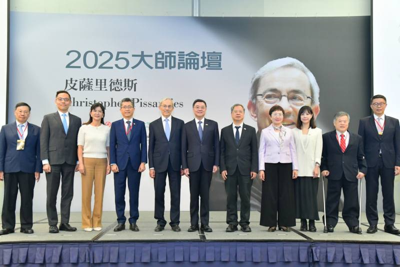 行政院長卓榮泰20日出席由經濟日報主辦的「2025大師論壇」