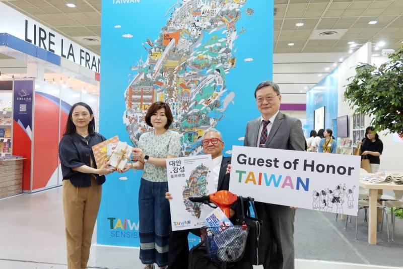 文化內容策進院與台北書展基金會20日於韓國首爾國際書展主題國台灣館展位上，由文化內容策進院副院長張文櫻代表贈書（左），首爾大都會圖書館館長吳芝恩（左2）代表受贈，駐韓國代表處代表梁光中（右）、台北書展基金會董事長郝明義（右2）應邀出席見證。（台北書展基金會提供）