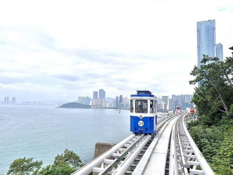 國內旅遊業者表示，2025年暑假東北亞線及東南亞線機位供給充足，東南亞團費與2024年同期持平，日本及韓國團費則下降約2成。圖為韓國釜山海雲台天空膠囊列車。（雄獅旅遊提供）