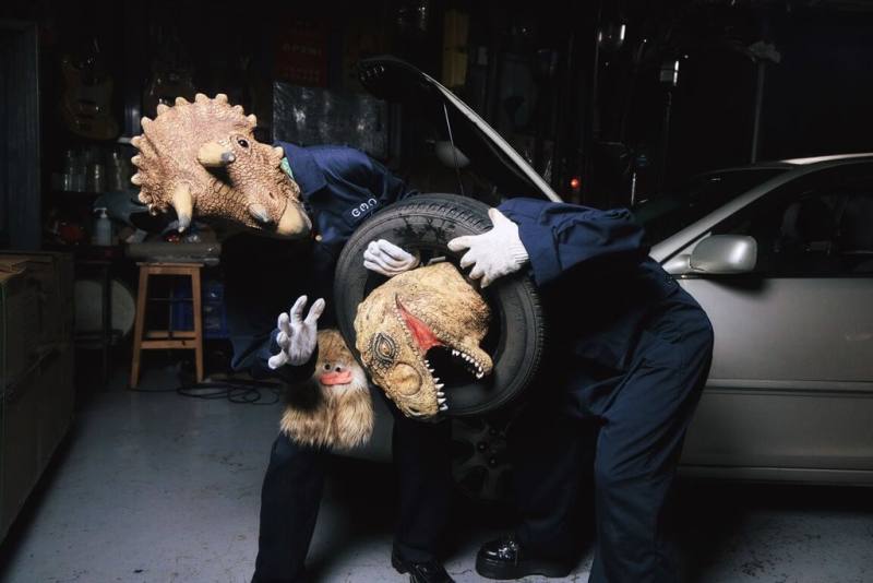 第36屆金曲獎19日釋出全新形象短片，以「工業職人」為概念，將音樂產業化作一座聲音工廠，每個人各司其職讓完美聲音被大家聽見。圖為獨立樂團「恐龍的皮」片中扮演輪胎技師。（台視提供）