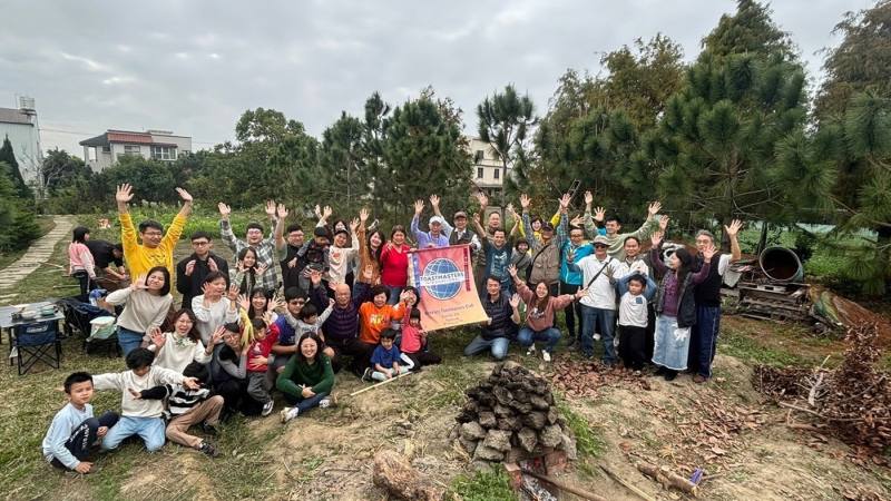 境外學生在接待家庭帶領下體驗控窯，感受臺灣在地文化