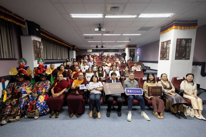 《傳承之美–永恆的蒙藏宗教與藝術》特展期間週末將舉辦專題演講、頌缽、刺繡、圖騰木刻版印、彩繪、佛像擦擦手、服飾穿戴體驗等活動，與會貴賓邀請民眾踴躍報名參與。