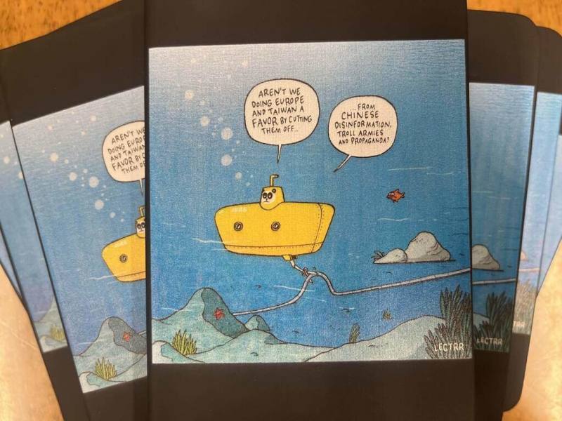 駐歐盟代表處邀請比利時政治漫畫家Lectrr合作再出擊，推出台歐能產生共鳴的海纜破壞事件諷刺漫畫筆記本，用歐式幽默讓歐洲人會心一笑、留下深刻印象。（駐歐盟代表處提供）