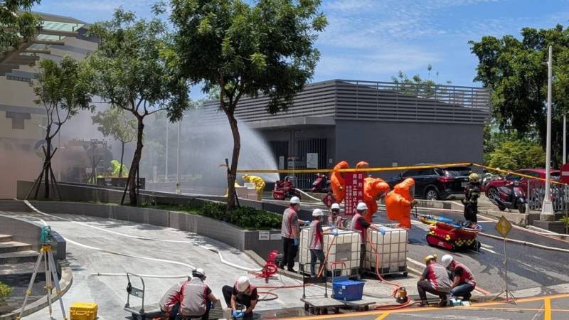 高雄市政府20日在楠梓科技產業園區舉辦跨局處聯合搶救演習，模擬日月光K24主建物及氮氫混合站遭遇強震引發化災事故，演練項目包含消防機器人防護射水等防災工具的實際運用。（高雄市政府消防局提供）
