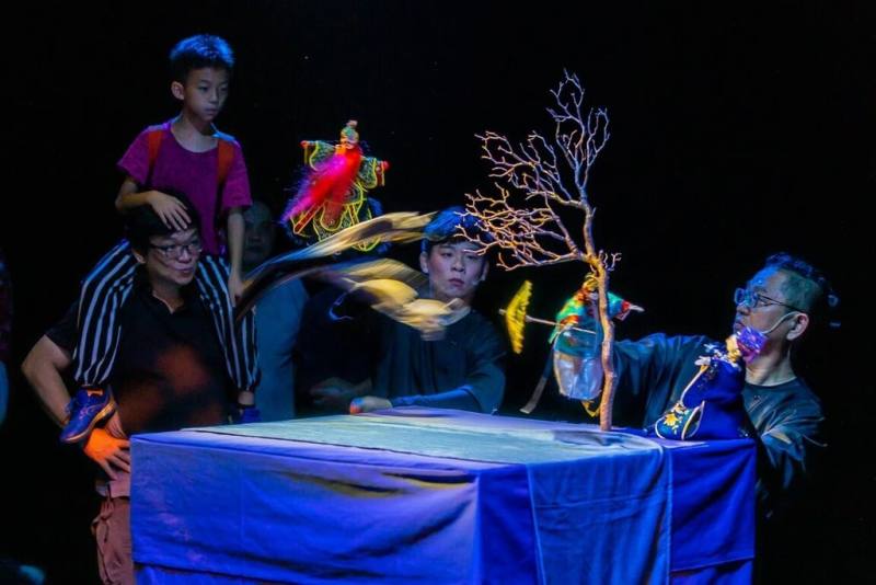 集藝戲坊創辦人黃僑偉與劇場導演符宏征合作推出「浪漫劍客葉不凡」，延續舊戲「巧遇姻緣」不說口白、讓觀眾聚焦動作與感覺的精神，更打破舞台限制，讓觀眾可以近身觀看戲偶的演出，以自己最喜歡的角度欣賞布袋戲。（台北表演藝術中心提供）