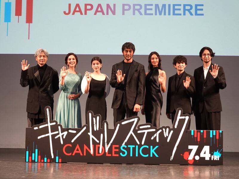 台灣與日本共同製作的電影CANDLESTICK，19日在日本東京舉辦首映會，演員阿部寬（右4）、菜菜緒（右3）與賈靜雯（左3）、導演米倉強太（右1）等人出席
