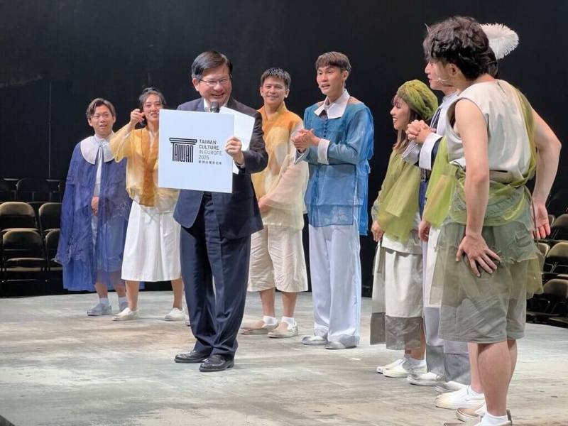 外交部長林佳龍（前）20日說明「2025歐洲台灣文化年」標語及標誌意涵。（外交部提供）