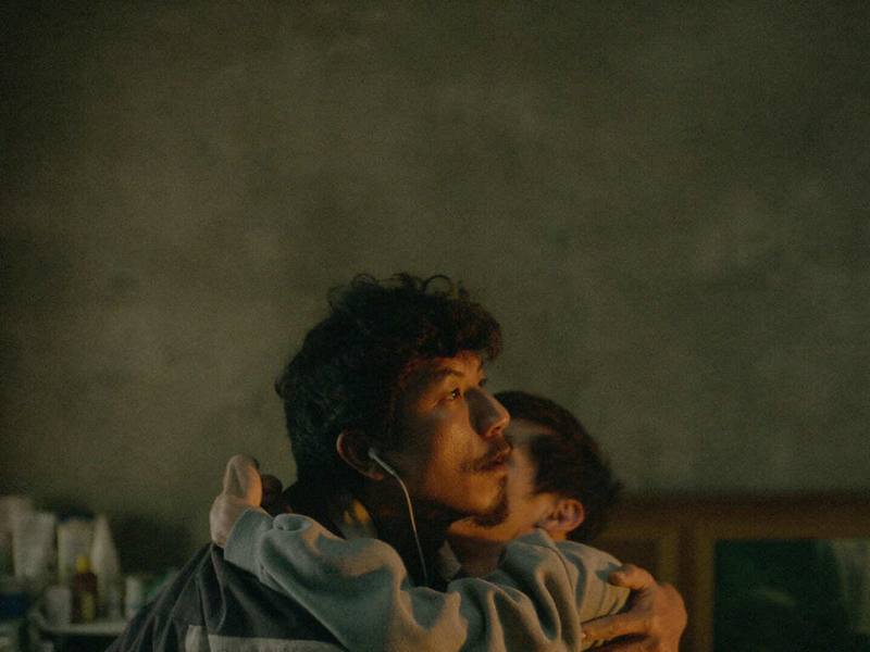 探討台灣偏鄉照護體系殘酷的電影「白衣蒼狗」巡演預計於北中南多地展開，27日首站將先回到拍攝地高雄，並啟動群眾募資計畫，盼透過更多觀眾參與，讓作品走入更多城市與戲院。圖為劇照。（牽猴子提供）