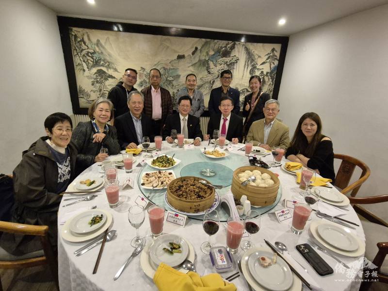 駐哥倫比亞代表處朱代表盛鴻邀請哥國僑領聚敘合影。