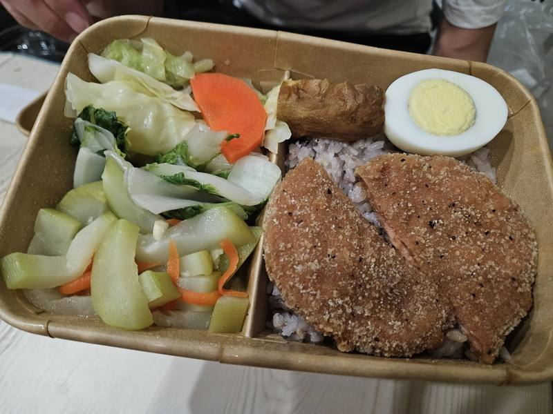 外食族身材管理挑戰多，有營養師提醒，選擇健康餐盒也可能踩雷，務必要避開蔬菜量不足、澱粉多於蛋白質加蔬菜、蔬菜量不足、松阪豬與牛腩等隱藏熱量殺手選項。圖為便當示意圖