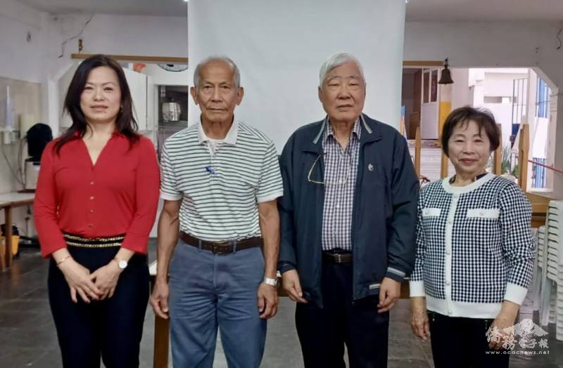 黃麗縝和同鄉會會長、副會長、監事長合影