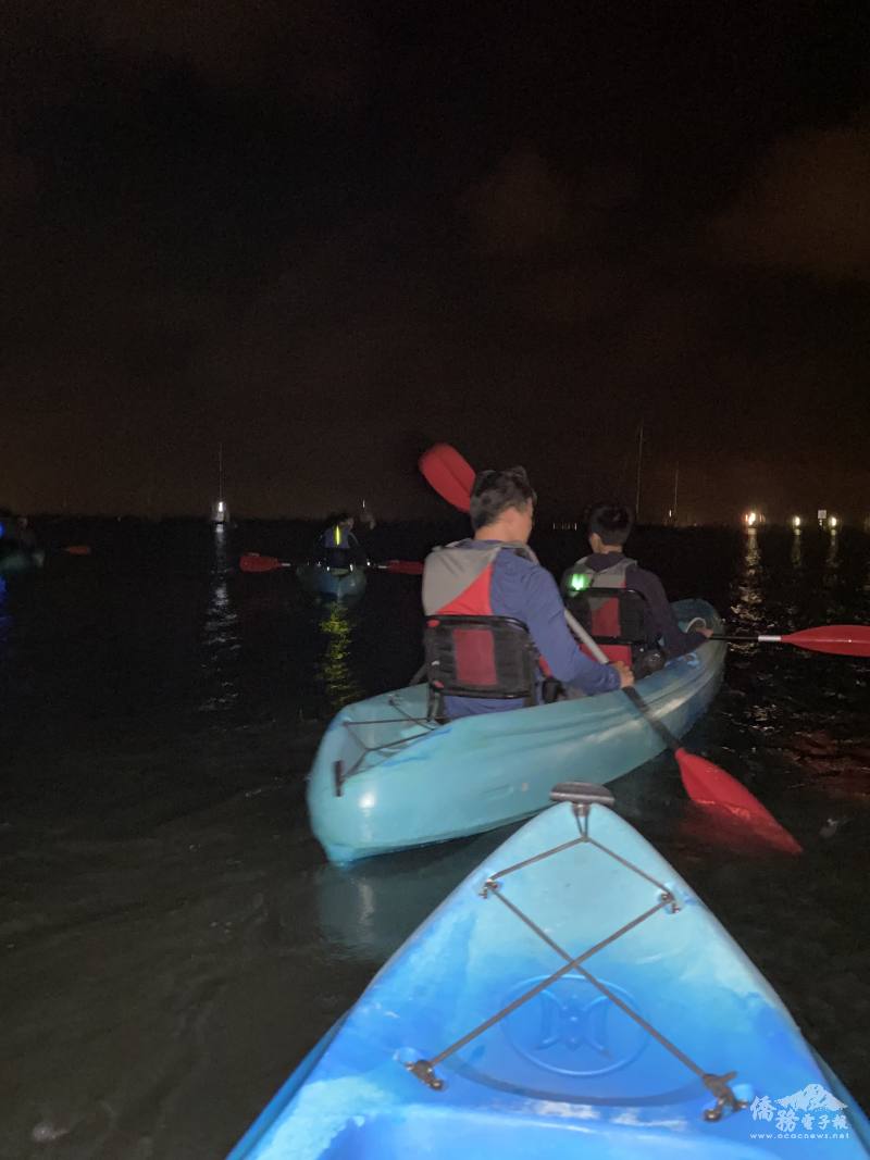 夜間划船尋找佛州藍眼淚