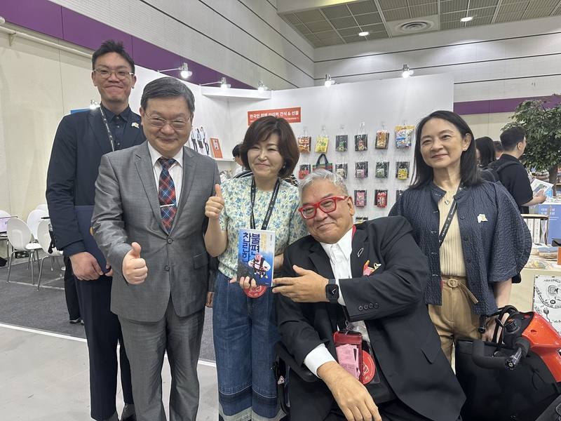 首爾大都會圖書館館長吳芝恩（中）20日參觀首爾國際書展台灣館，台北書展基金會董事長郝明義（右2）致贈韓文著作