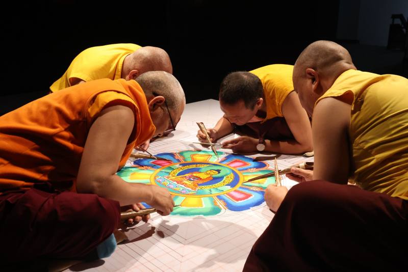 《傳承之美–永恆的蒙藏宗教與藝術》特展開展首3日（6月21、22、24日），4位喇嘛將在展場以各色礦物彩沙，合力繪製大型「沙壇城」（曼荼羅）。