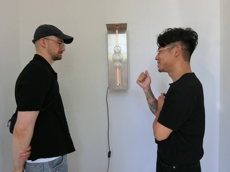 陳彥安（右）的作品The Spheroid讓霓虹透過玻璃球體消散，象徵霓虹燈產業在1960年代的沒落，霓虹的使用讓參觀民眾感到好奇