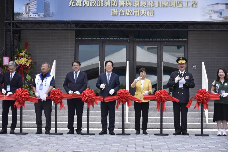 賴總統與劉部長進行剪綵儀式