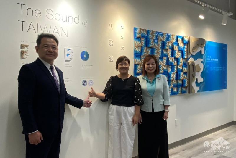 僑務委員會委員長徐佳青（中）在洛杉磯辦事處處長紀欽耀（左）與洛杉磯臺美商會會長陳玲華（右）陪同下參觀洛杉磯辦事處新址