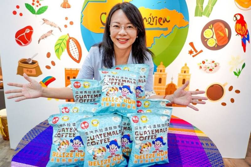中美洲經貿辦事處主任徐韶慧與推出的「咖啡蘭姆風味乖乖」合影。（中美洲經貿辦事處提供）