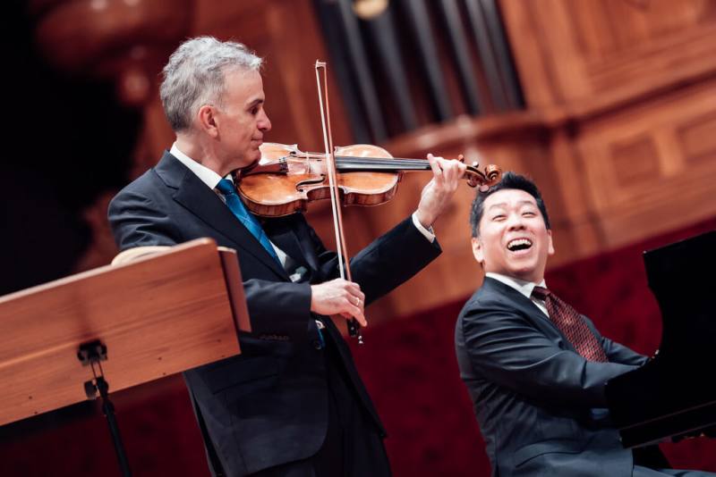 小提琴名家吉爾．夏漢（Gil Shaham）（左）與好友鋼琴家江口玲（Akira Eguchi）（右）再度攜手來台，19日、20日、22日在台北國家音樂廳舉行3場貝多芬小提琴奏鳴曲音樂會。（牛耳藝術提供）