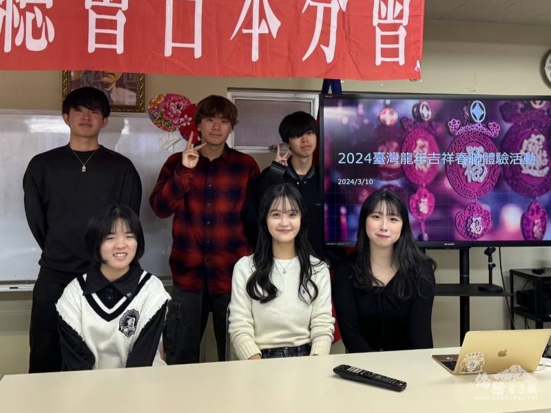 國府那櫻(前排右1)與5位臺裔二代僑青組成活動團隊 (僑務電子報提供)