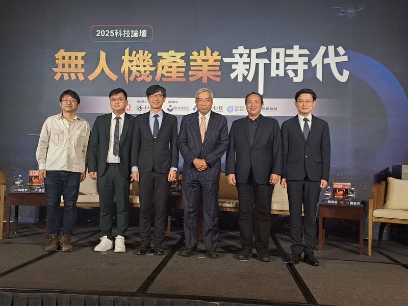 財訊雜誌19日舉辦2025科技論壇「無人機產業新時代」，左起世紀民生科技無人機事業群計畫主持人曲建全、格斯科技董事長暨共同創辦人張忠傑、經濟部產業發展署長邱求慧、財訊雙週刊社長謝金河、雷虎科技董事長陳冠如、工研院機械與機電系統研究所所長張禎元