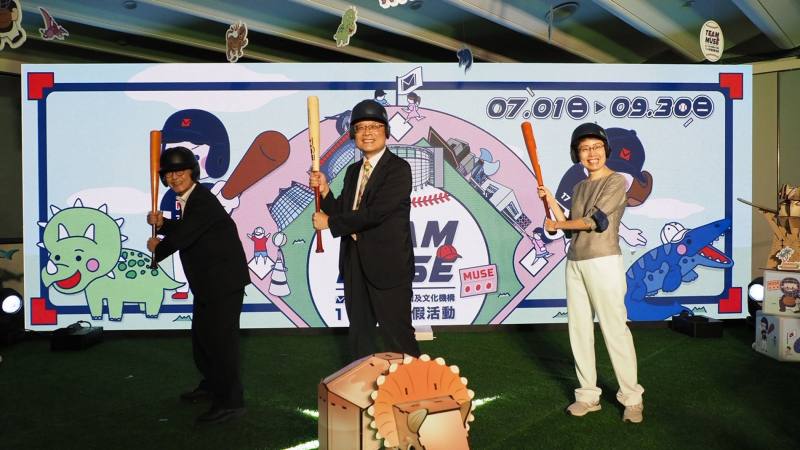 教育部梁學政司長、故宮博物院(主任秘書徐孝德)、文化部(文化資源司連丁幼副司長)共同揮棒啟動暑期社教及文化機構聯合活動