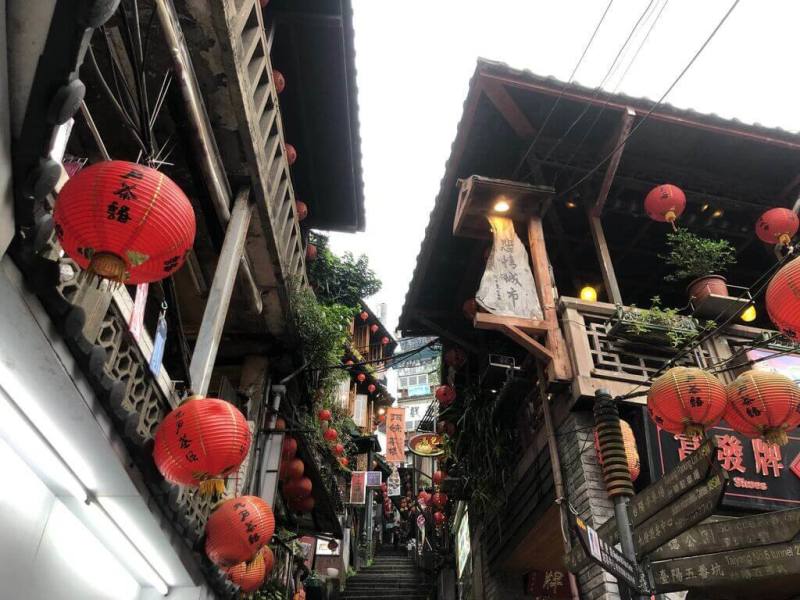 2025礦山藝術季將自27日起展開，今年文化行旅依循聚落、信仰、自然3條脈絡，規畫「第一封信：金瓜石，信仰之書」、「第二封信：水湳洞，自然之歌」及「第三封信：九份，漫金之詩」體驗路線，邀請民眾走訪慢遊。圖為九份紅燈籠季。（黃金博物館提供）