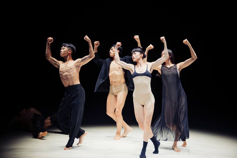 雲門舞集「春鬥2025」即將登場，今年共有5組編舞家攜手雲門20名舞者，從身體出發展現多元意念與創意。圖為編舞家楊乃璇作品「誰在意你的生日願望」。（雲門提供，李佳曄攝影）