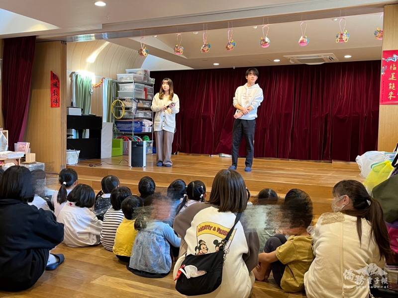 國府那櫻(左)與團隊成員前往東京當地保育園，向日本小朋友介紹臺灣