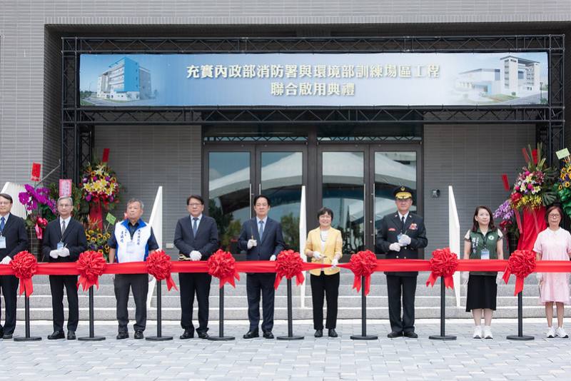 總統與現場貴賓一同進行剪綵啟用儀式