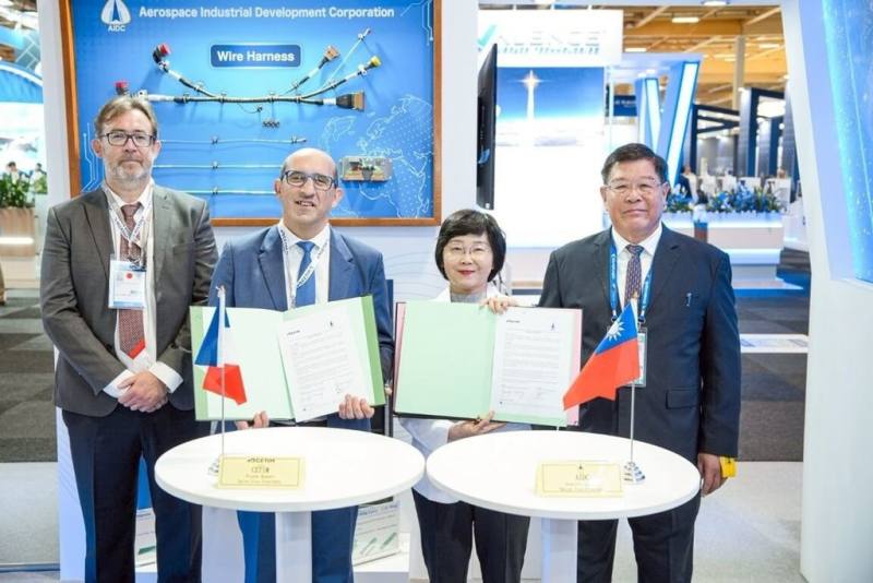 漢翔在巴黎航展，針對熱塑複材領域與法國機械工業技術中心（CETIM）簽署合作意向書（LOI），展開技術合作。右起為漢翔總經理馬萬鈞、副總經理莊秀美、法國CETIM業務副總鮑乃（Pierre Bonnet）、策略技術營運長赫丁（Antoine Hedin）。（漢翔提供）