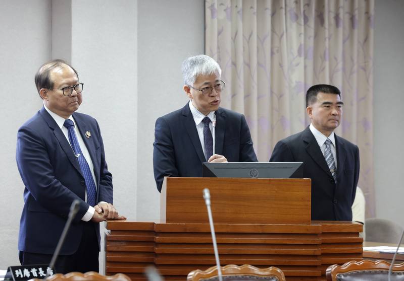 Vice Interior Minister Wu Tang-an (center), Director-General of the National Immigration Agency Lin Horng-en (right), and head of the Directorate-General of Personnel Administration Su Chun-jung (left) attend a joint committee meeting at the Legislative Y
