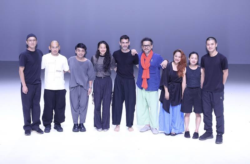 雲門舞集19日舉行「春鬥2025」彩排記者會，搶先曝光5組編舞家與20名雲門舞者的精彩舞作片段，雲門藝術總監鄭宗龍（左）現身與編舞家同台合影