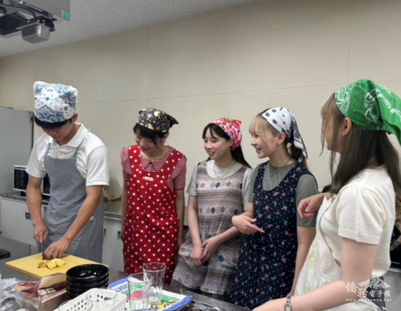 國府那櫻(中)與日本朋友一起學習製作臺灣料理–麻油雞