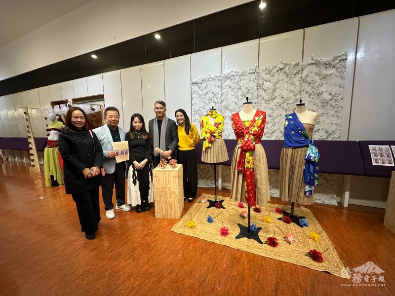 駐墨爾本辦事處處長呂明澤伉儷與卓采璇同學及其雙親合影留念