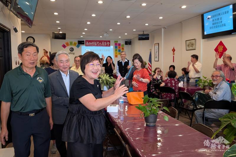 僑委會委員長徐佳青與洛杉磯的長輩們交流，強調民主不退縮、僑力要延續