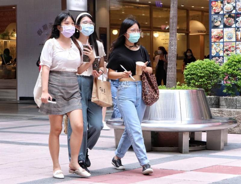 圖為中午時段台北信義區逛街民眾人手一杯手搖飲。（中央社檔案照片）