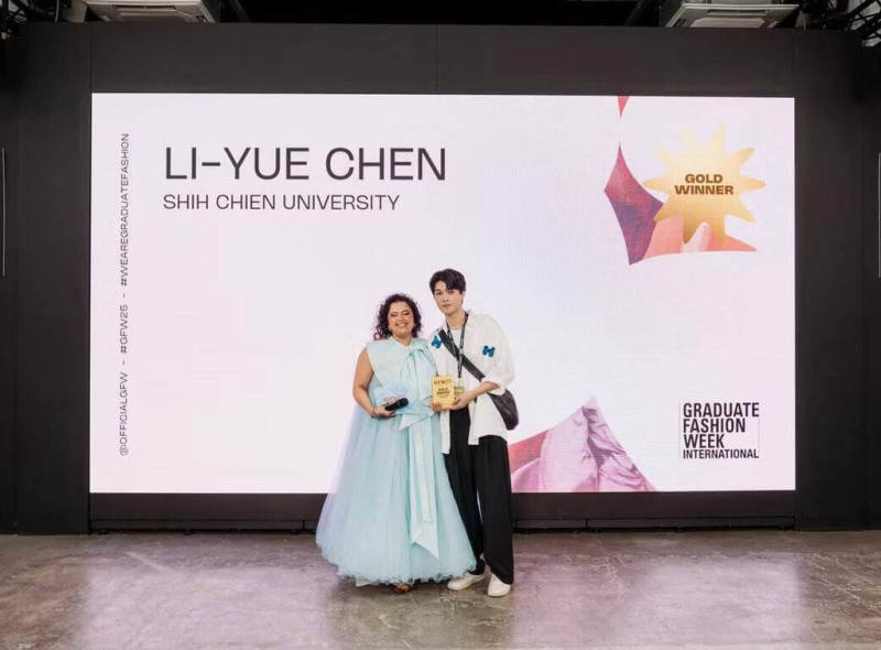 實踐大學服裝設計學系學生陳立越（右）憑藉作品「育我如母」，以阿嬤的養育之恩為創作靈感，展現對針織媒材的理解與創新，在2025年英國Graduate Fashion Week國際競賽榮獲金獎。（實踐大學提供）