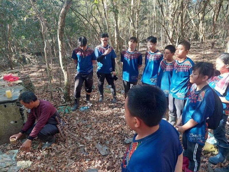 高雄市巴楠花部落國中小結合學科領域課程進行舊部落踏查活動